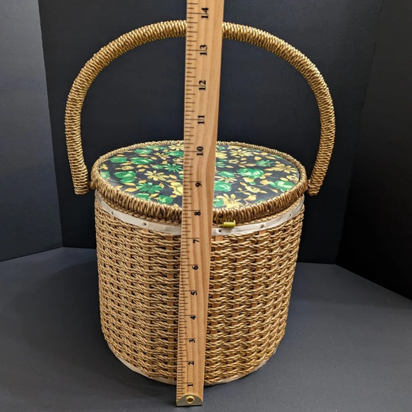 Vintage Woven Round Sewing Basket with floral Lid/Interior. - Picture 6 of 7